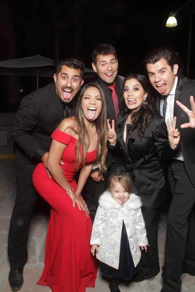 Familia posando con gestos divertidos en una foto del espejo mágico Pikibooth
