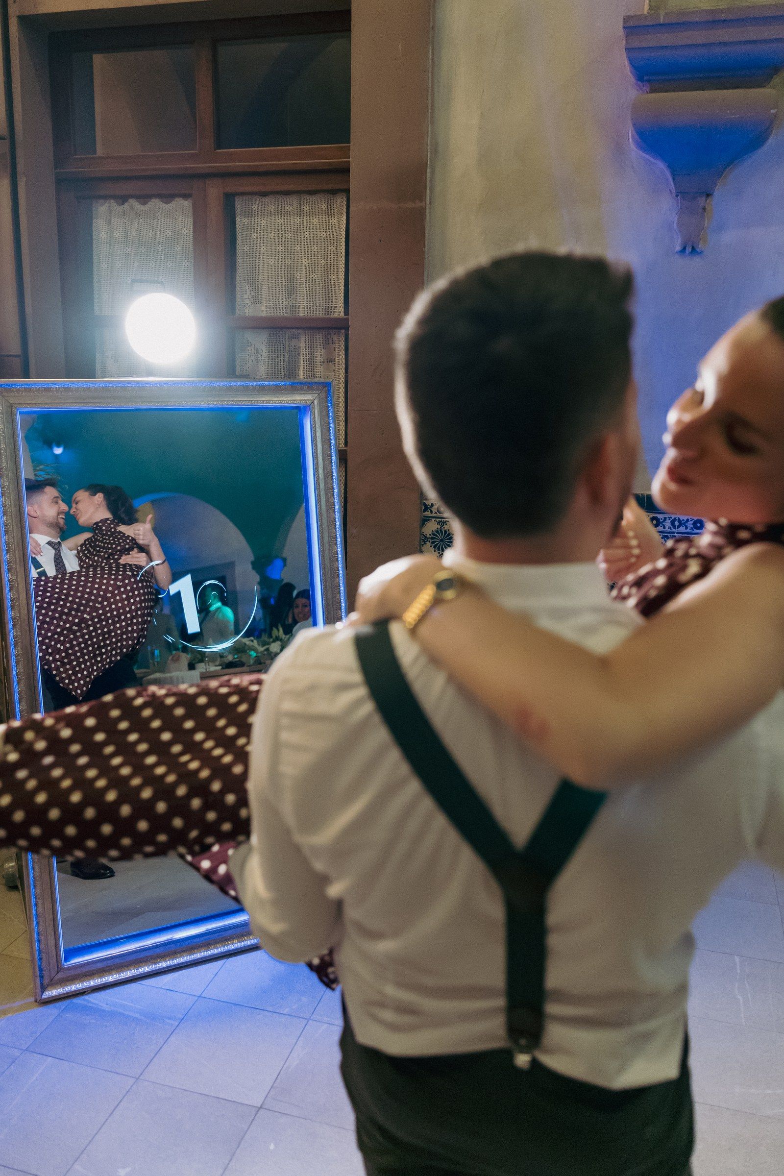 Pareja posando frente al espejo mágico Pikibooth mientras la pantalla muestra la cuenta regresiva en una boda en Querétaro